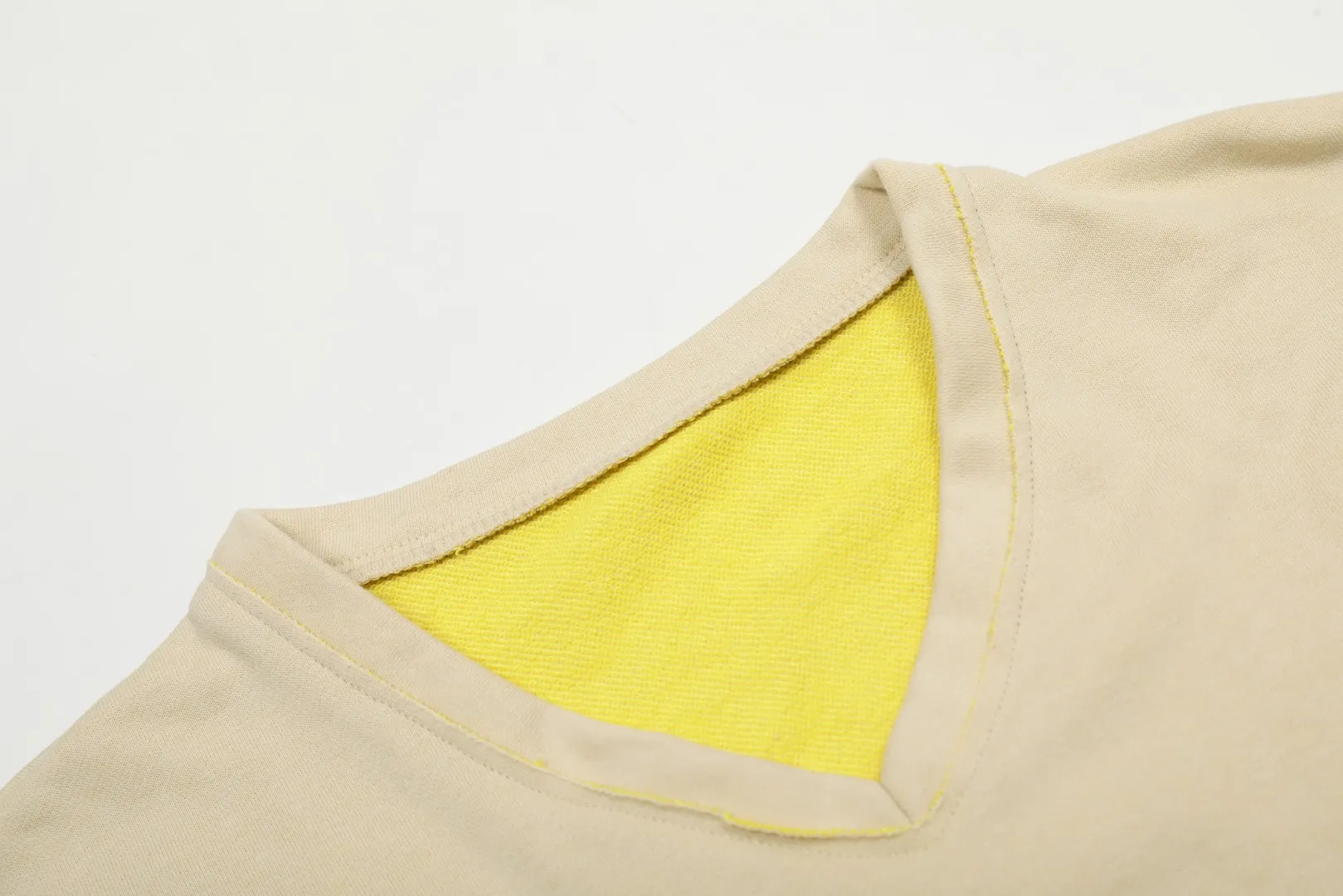 🅿️210 "Top Quality" Style No.: T5011# [Ralph Lauren dual-color pony embroidered logo couple V-neck sweatshirt] ✅Ralph Lauren classic two-color stitching contrasting V-neck terry sweatshirt ✅The version is restored to the original version. The maximum size can be worn up to 170 pounds. Loose, comfortable and stress-free. ✅The upper body is simple and easy to wear. ootd must-have style. Good-looking clothes are never too picky. A must-have in a couple’s wardrobe Size: S-L Color: Mi Xing Navy Gray